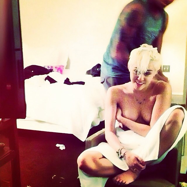 Miley Cyrus quase mostra demais ao postar foto mudando o visual