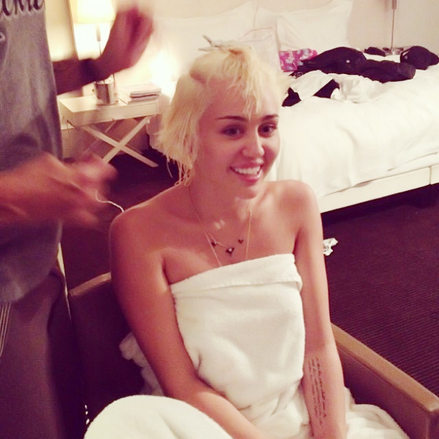 Miley Cyrus Quase Mostra Demais Ao Postar Foto Mudando O Visual Ofuxico