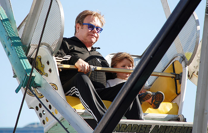 Elton John se diverte em roda gigante com o filho em Las Vegas