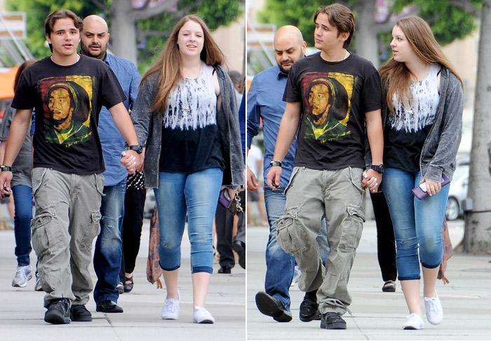 Prince Jackson passeia com a namorada com camiseta homenageando Bob Marley