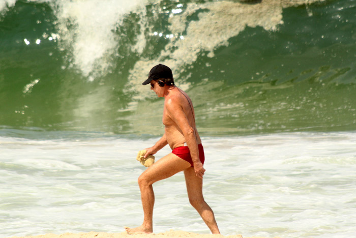 Edwin Luisi faz caminhada à beira-mar