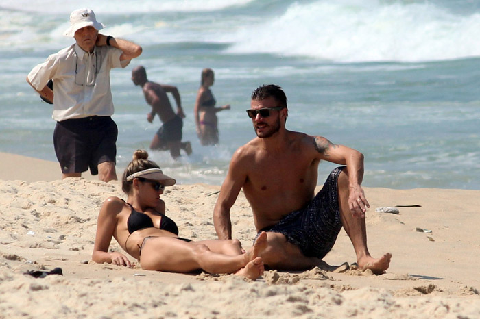 Rodrigo Hilbert e Fernanda Lima e curtem praia no Rio com o filho