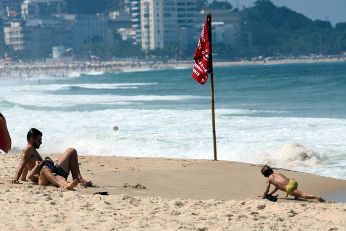Rodrigo Hilbert e Fernanda Lima e curtem praia no Rio com o filho