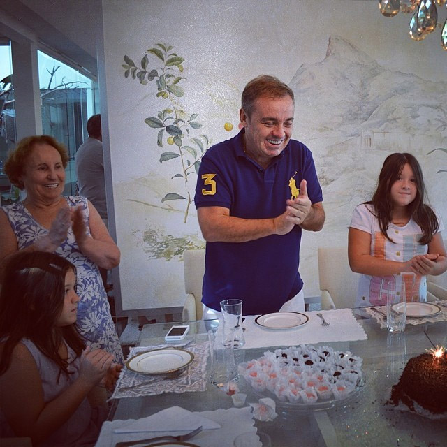 Gugu comemora o aniversário com sua família