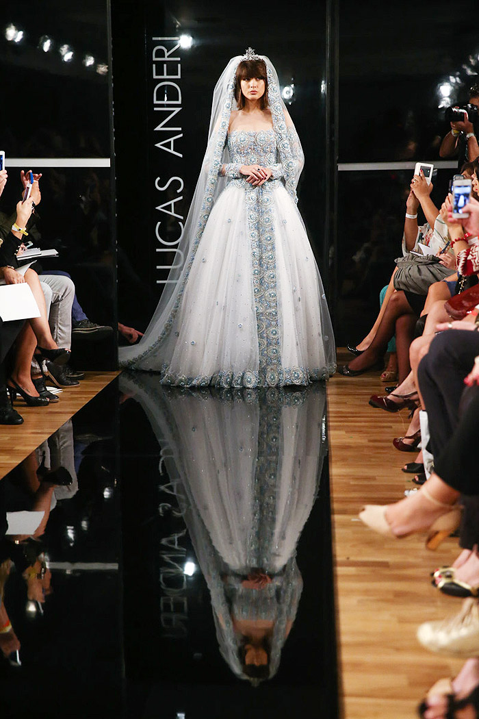 Vestido branco e clássico tem detalhes em pedra azul e usa tecido transparente para imitar tomara que caia
