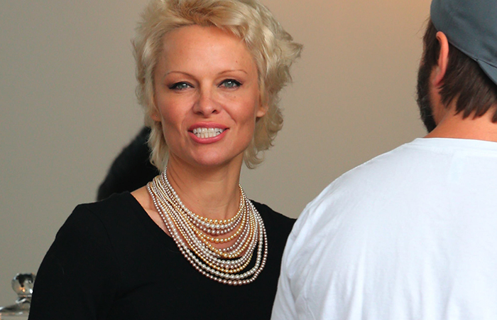 Pamela Anderson é presenteada pelo marido, Rick Salomon 