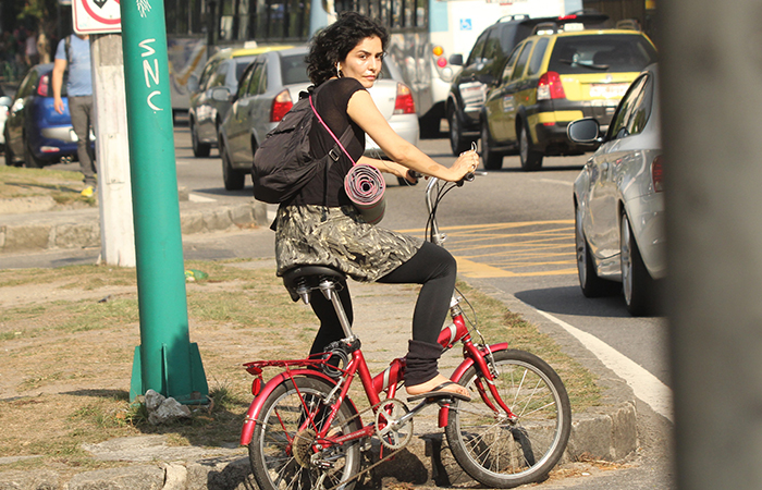 Letícia Sabatella é vista pedalando pelo Leblon