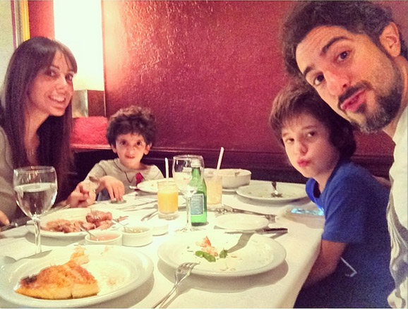 Marcos Mion almoça com a esposa e os filhos em churrascaria paulista