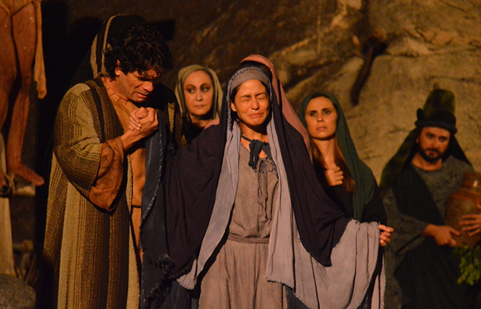 Fernanda Machado e Carol Castro se emocionam no ensaio de A Paixão de Cristo