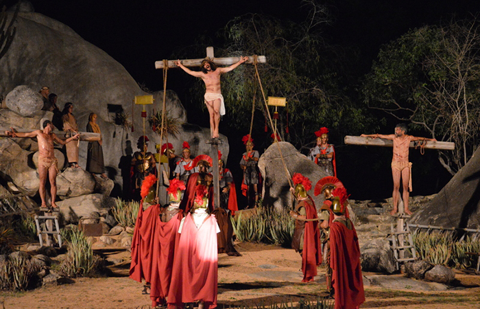 Fernanda Machado e Carol Castro se emocionam no ensaio de A Paixão de Cristo