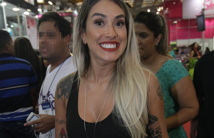 Dani Bolina prestigia feira de cosmética, em São Paulo