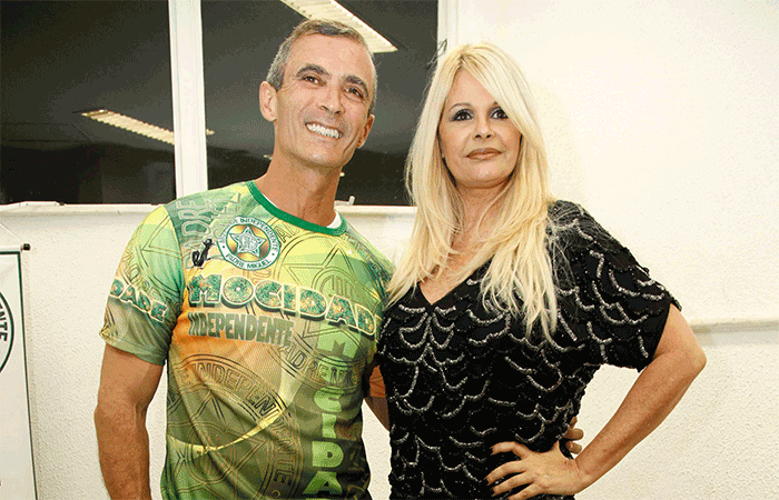 Monique Evans dá as boas vindas ao carnavalesco Paulo Barros