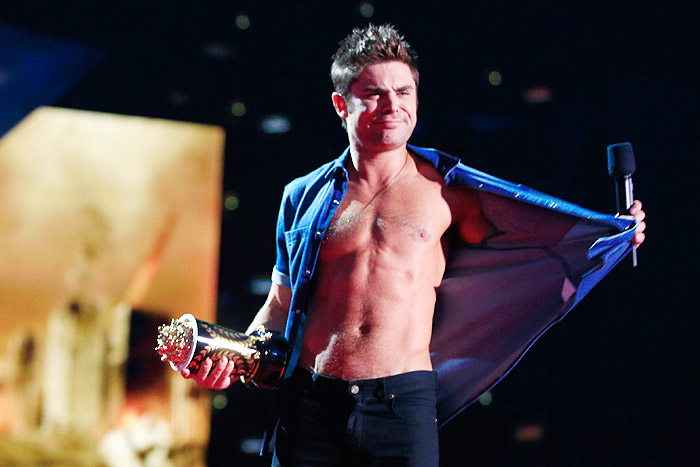 Zac Efron para lá de sensual no MTV Movie Awards