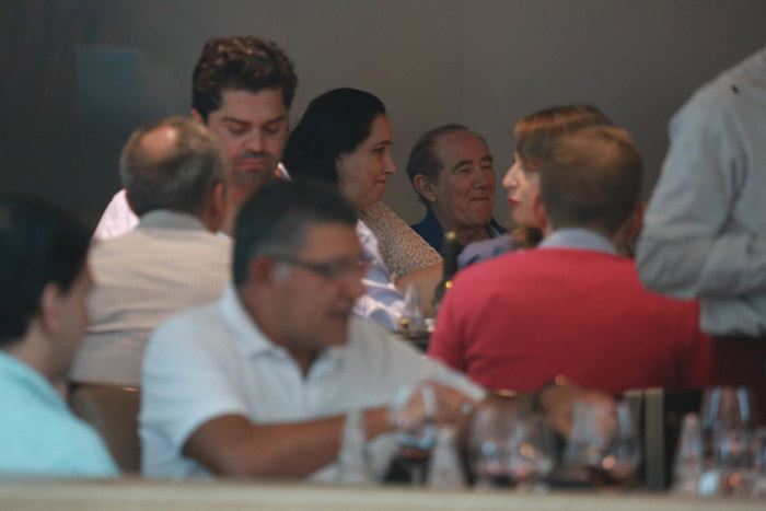 Renato Aragão almoça com a esposa no Rio de Janeiro