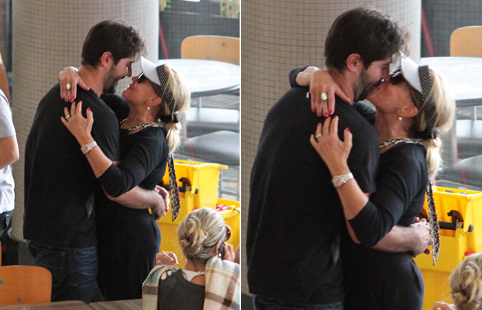  Susana Vieira e Sandro Pedroso  trocam carinhos em aeroporto no Rio