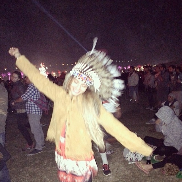 Vanessa Hudgens se diverte no Cochella Festival