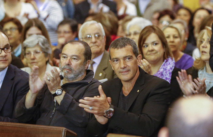 Antonio Banderas participa de missa em Málaga, na Espanha