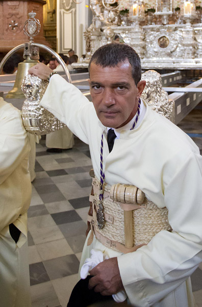 Antonio Banderas participa de missa em Málaga, na Espanha