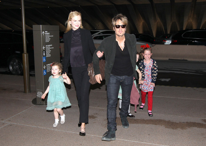 Nicole Kidman e Keith Urban passeiam com as filha em Sydney, Austrália
