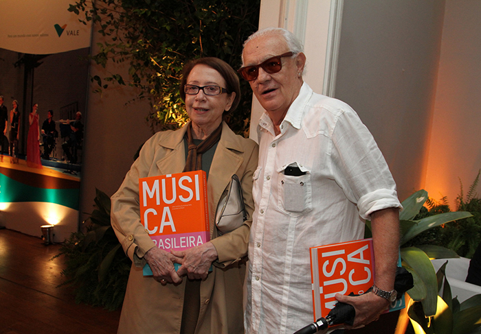 Ney Latorraca e Fernanda Montenegro prestigiam lançamento de livro, no Rio