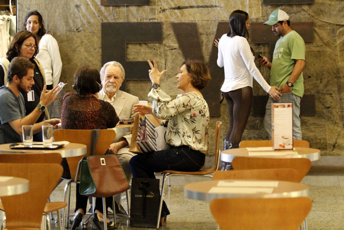 Natália do Valle grava cena de novela em shopping do Rio