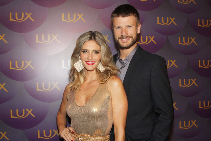 Fernanda Lima e Rodrigo Hilbert arrasam em lançamento de campanha publicitária