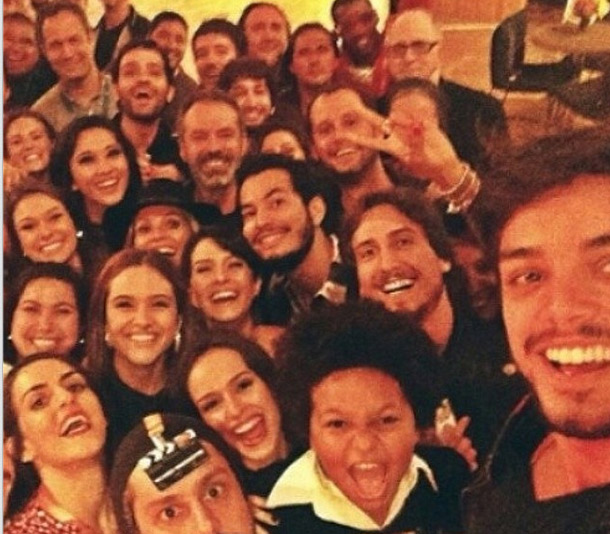 Elenco de Além do Horizonte posa para selfie durante as gravações