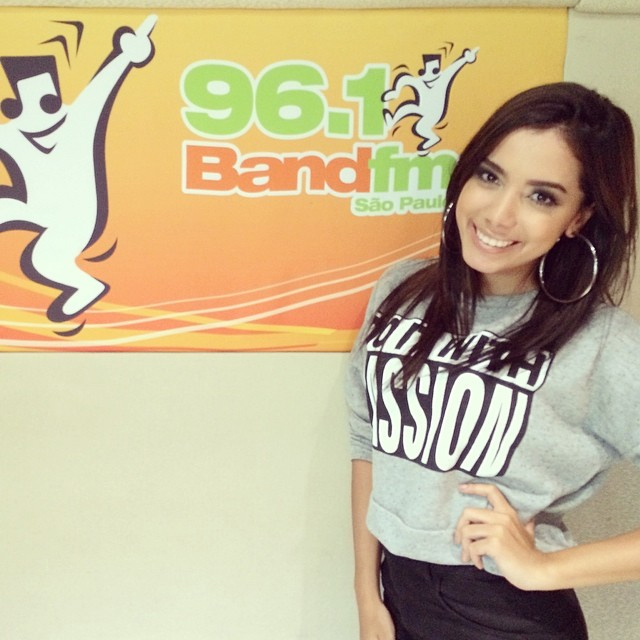 Anitta participa de programa de rádio em São Paulo