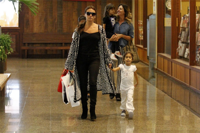 Giovanna Antonelli leva as filhas para passear em shopping