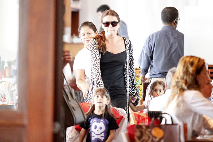 Giovanna Antonelli leva as filhas para passear em shopping