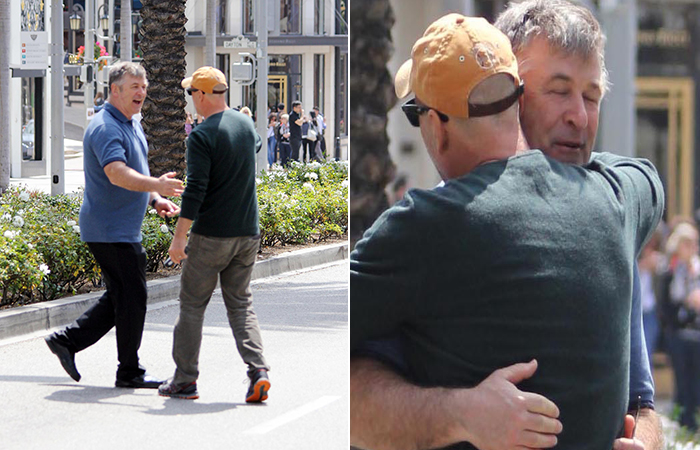 Bruce Willis e Alec Baldwin se encontram pelas ruas de Los Angeles