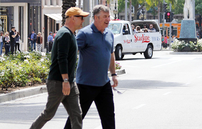 Bruce Willis e Alec Baldwin se encontram pelas ruas de Los Angeles