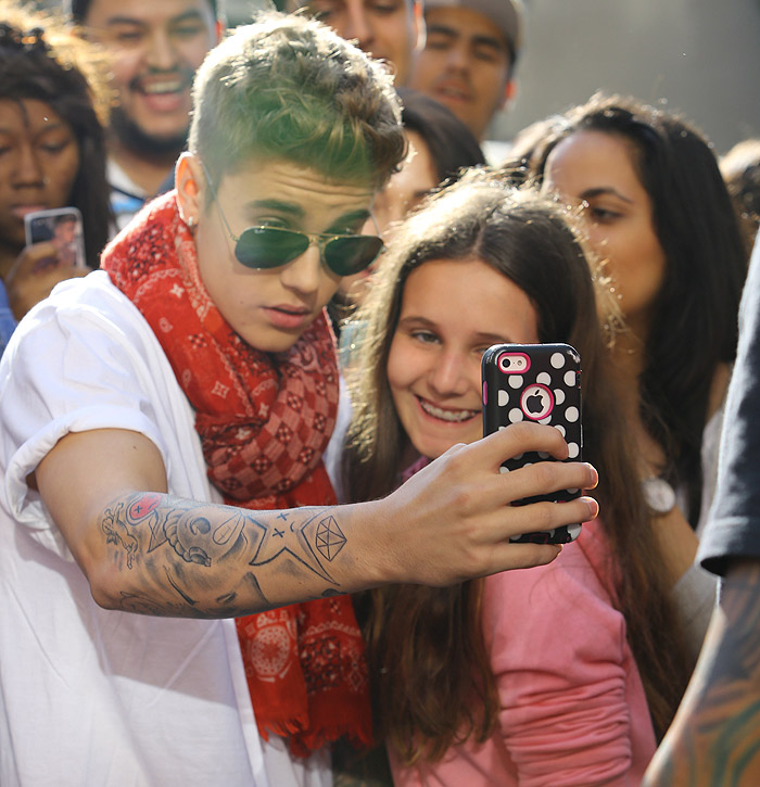 Justin Bieber esbanja simpatia e posa para foto com fãs