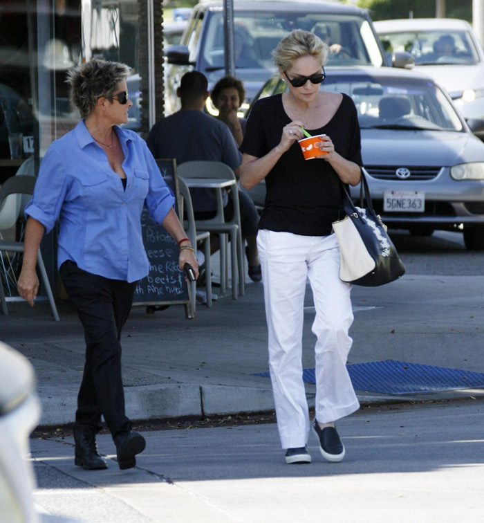 Sem maquiagem, Sharon Stone toma sorvete com amiga