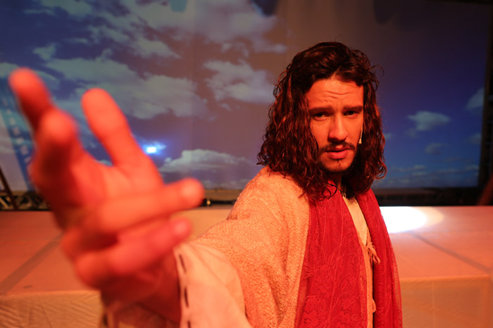 Nando Rodrigues vive Jesus em encenação da Paixão de Cristo