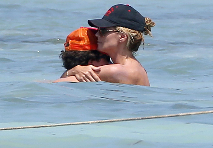 Heidi Klum faz topless em praia do México