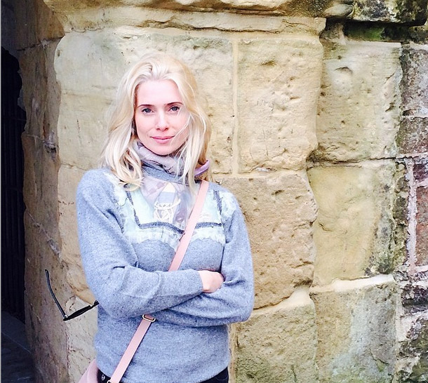 Letícia Spiller visita castelo medieval na Espanha