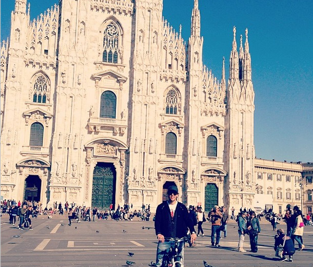 Kaká pedala pelas ruas de Milão e visita a Catedral de Duomo