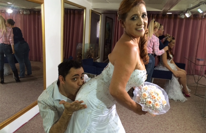  Rita Cadillac aparece vestida de noiva e ganha beijo no bumbum