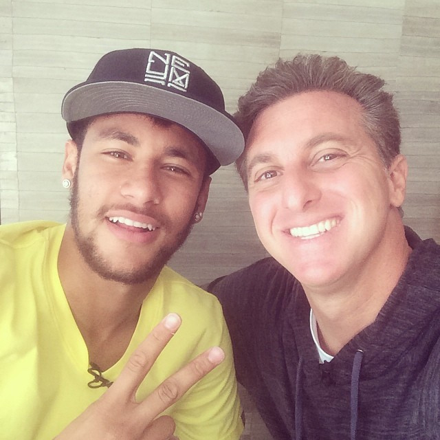 Luciano Huck posta foto com Neymar na Espanha