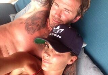 Victoria Beckham toma sol com marido no dia de seu aniversário