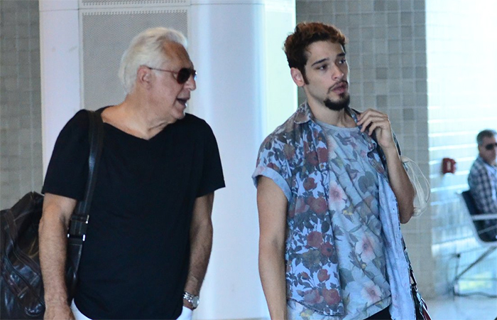 Antônio Fagundes e seu filho, Bruno, enfrentam filas em aeroporto