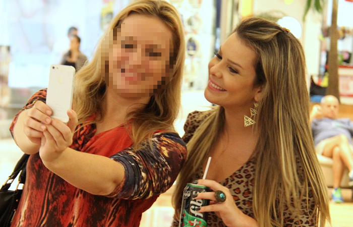 Fernanda Souza esbanja simpatia em tarde de compras para a Páscoa