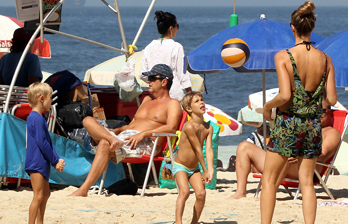 Rodrigo Hilbert e Fernanda Lima levam os filhos à praia