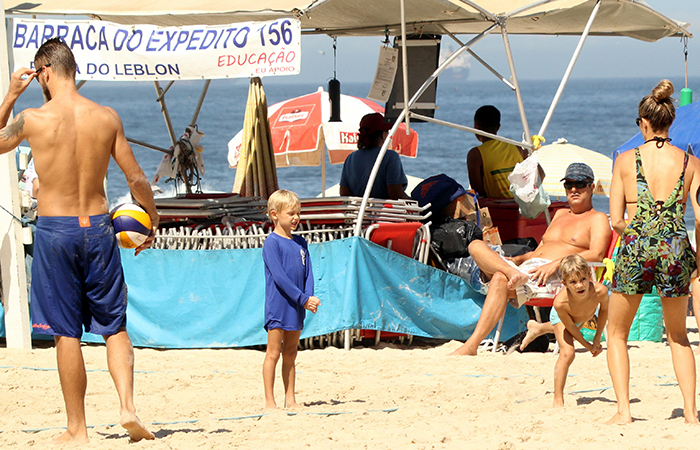 Rodrigo Hilbert e Fernanda Lima levam os filhos à praia