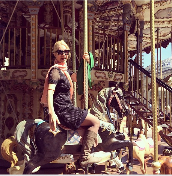 De férias na Europa, Letícia Spiller volta à infância em um carrossel
