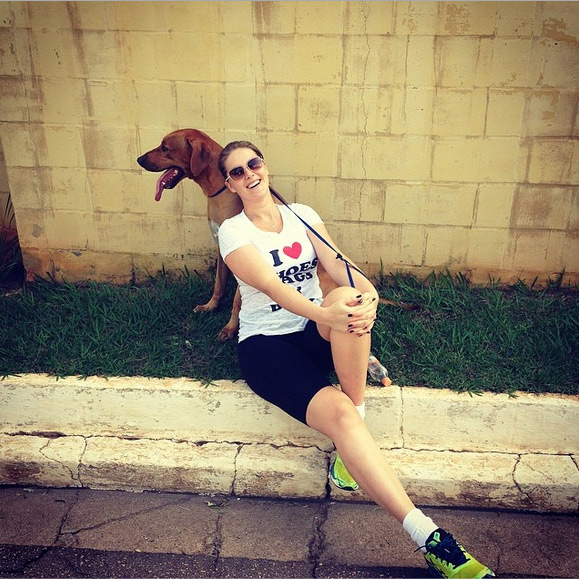 Ana Hickmann pratica exercícios acompanhada do seu cachorro