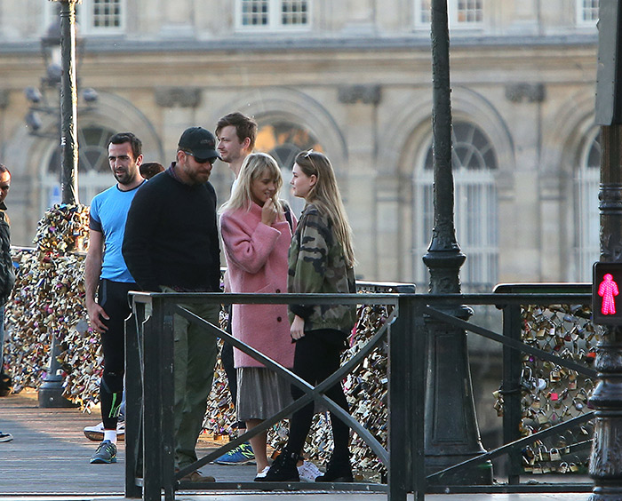 Bradley Cooper passeia por Paris de mãos dadas com a namorada