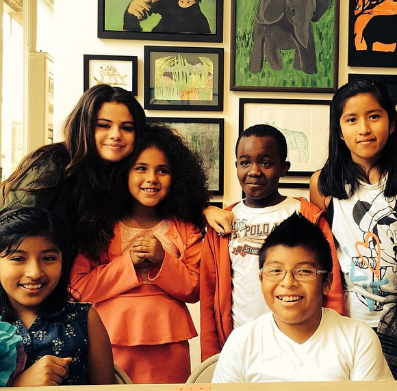 Selena Gomez visita ONG de crianças em Los Angeles