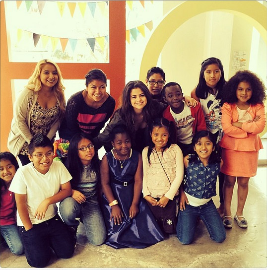 Selena Gomez visita ONG de crianças em Los Angeles